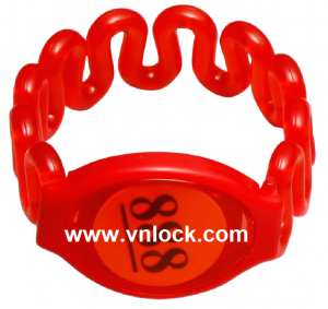 chia khoa tu deo tay