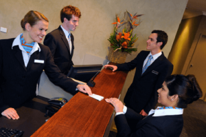 le-tan-gian-lan-trong-khach-san-nhu-the-nao